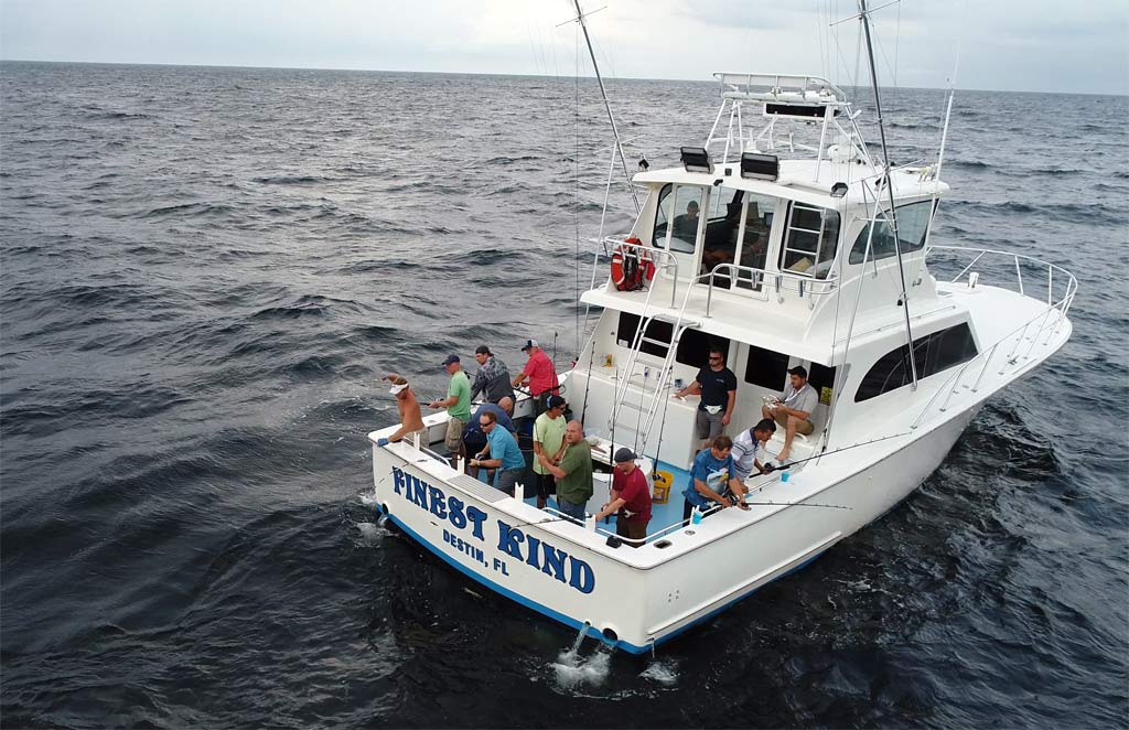 Offshore vs. Inshore Fishing - Finest Kind Charter Boatで釣りをする人
